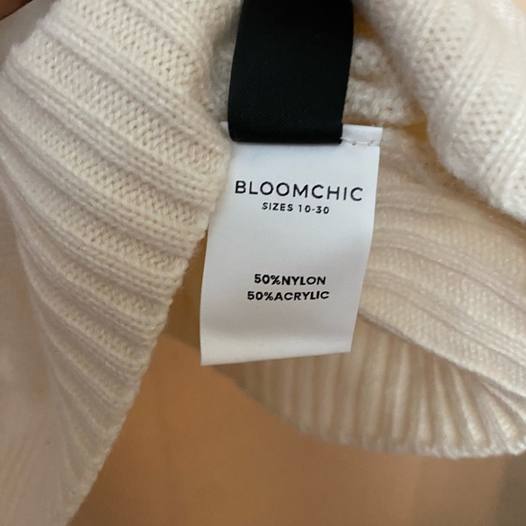 NWT, Heart lightweight sweater! - Picture 7 of 8